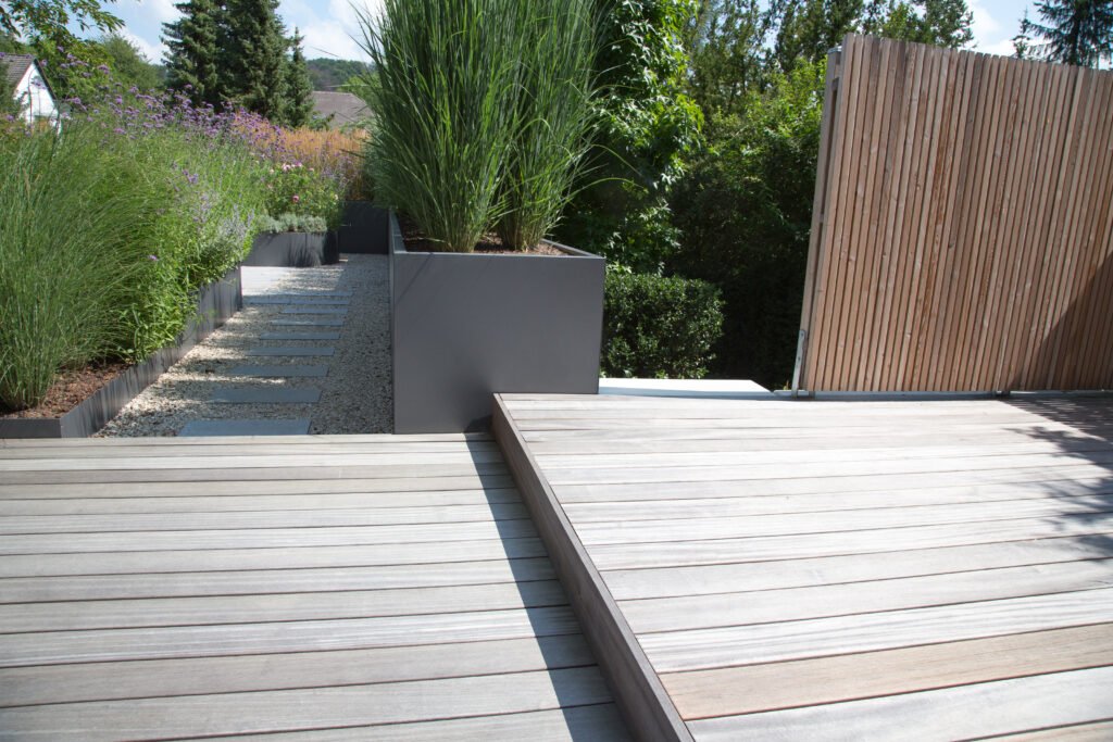 Moderne Terrasse aus Holz in Holzterrasse Nürnberg